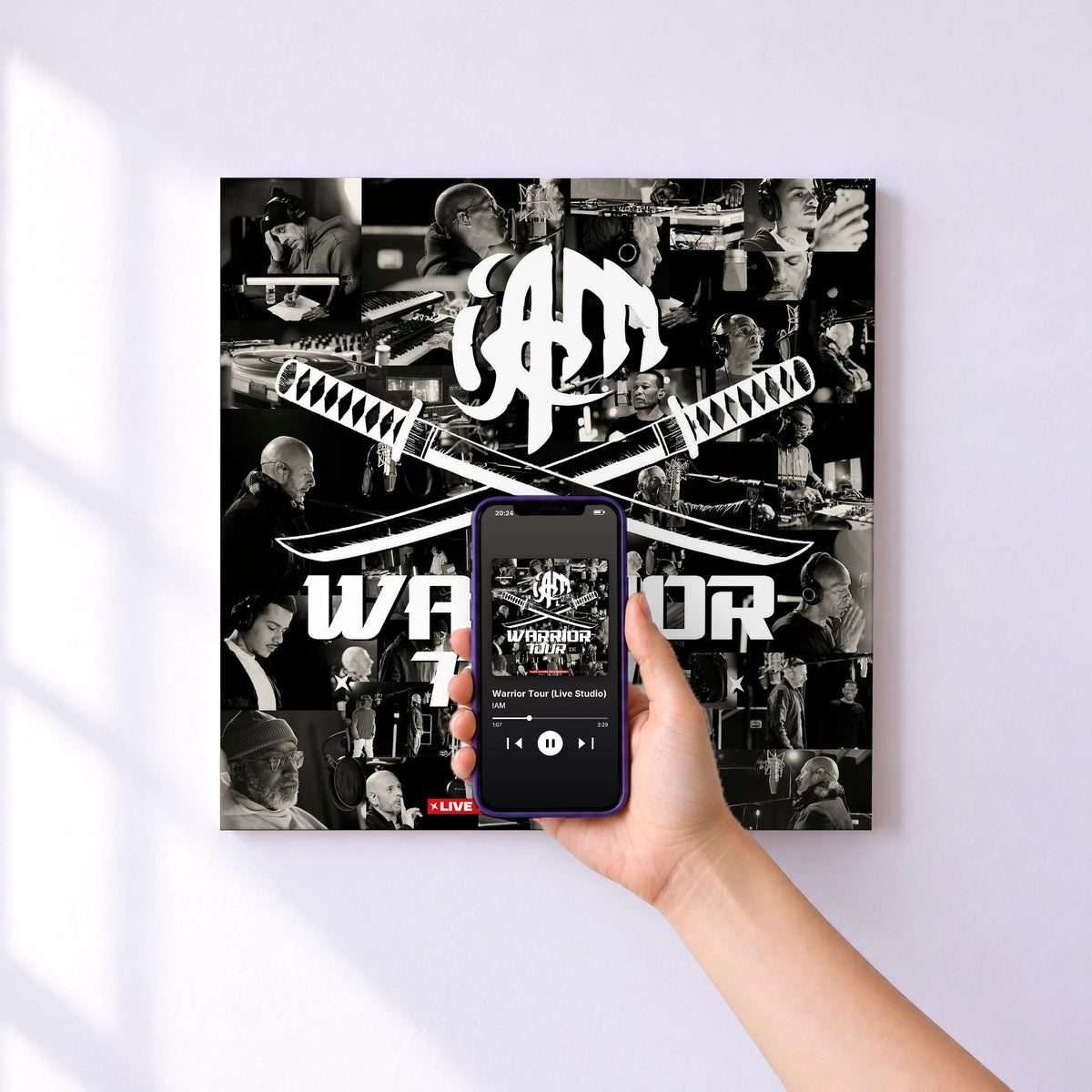 Affiche connectée Warrior Tour (Live Studio) de IAM au mur : l'album se lance en approchant le téléphone