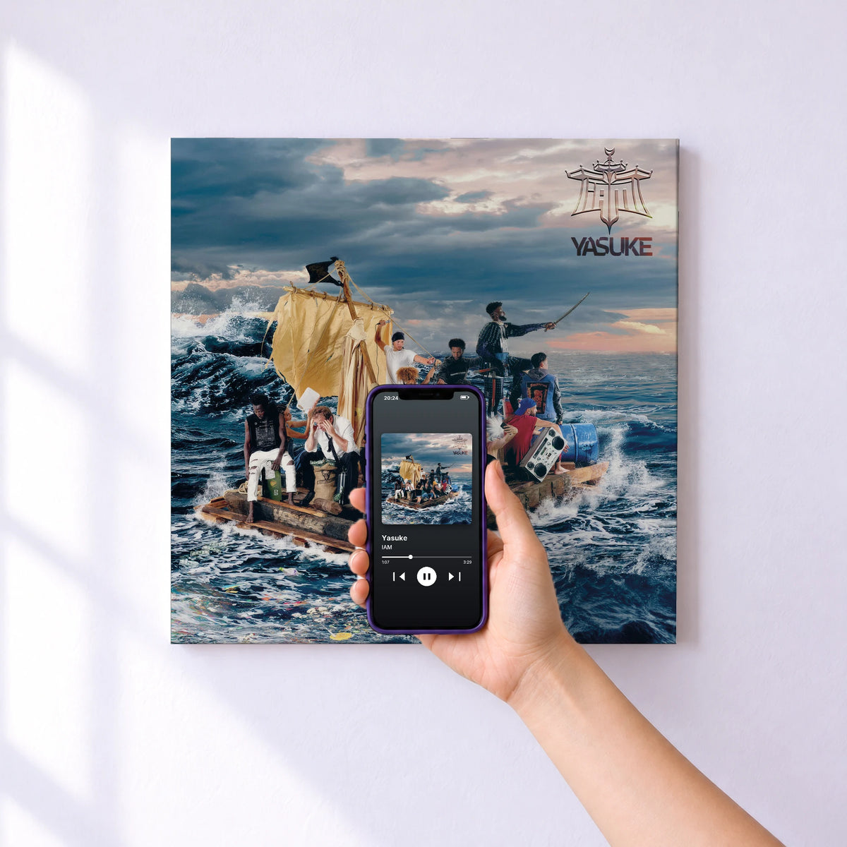 Affiche connectée Yasuke de IAM au mur : l'album se lance en approchant le téléphone