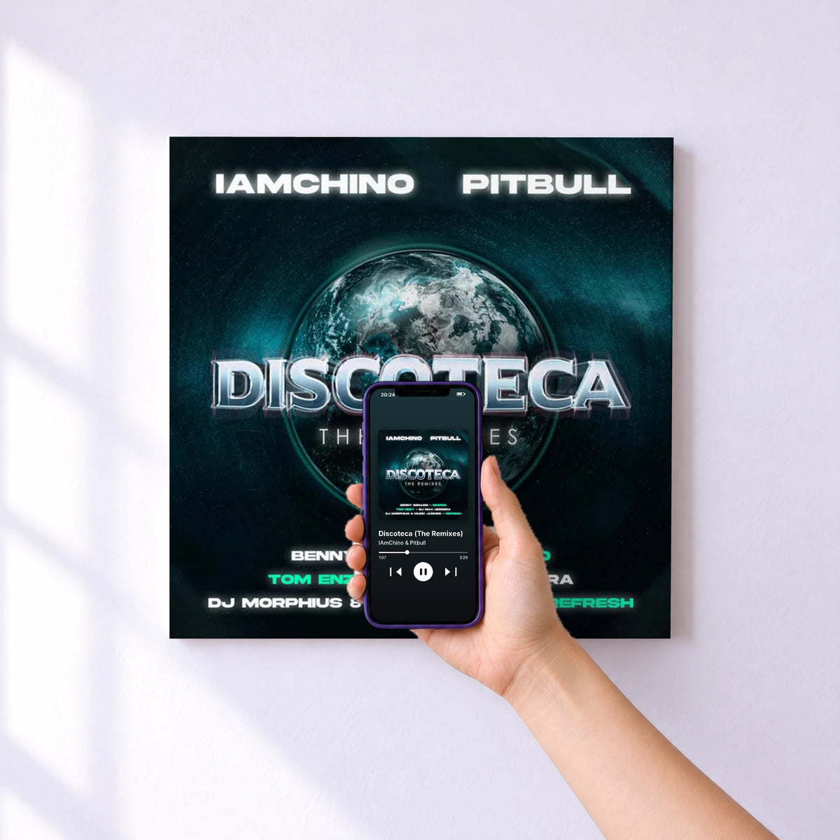 Affiche connectée Discoteca (The Remixes) de IAmChino & Pitbull au mur : l'album se lance en approchant le téléphone
