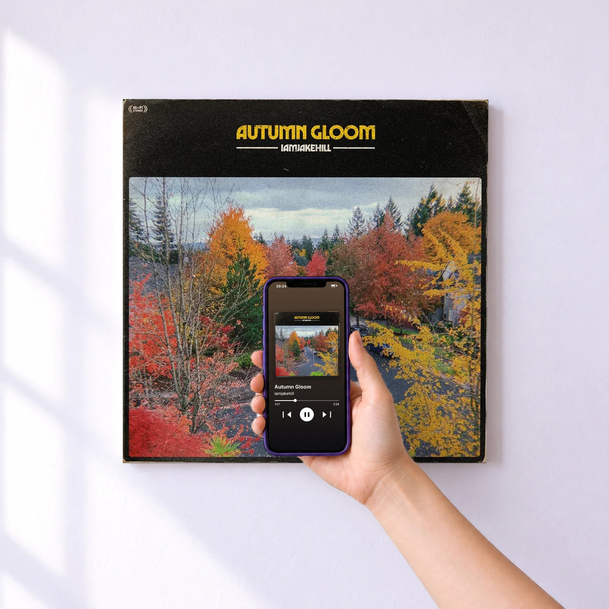 Affiche connectée Autumn Gloom de iamjakehill au mur : l'album se lance en approchant le téléphone