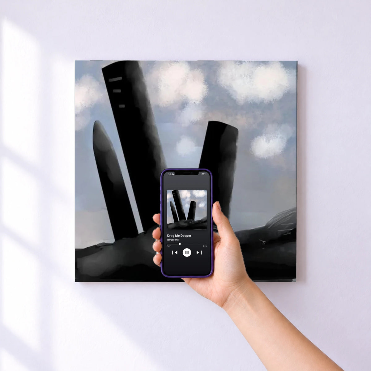 Affiche connectée Drag Me Deeper de iamjakehill au mur : l'album se lance en approchant le téléphone