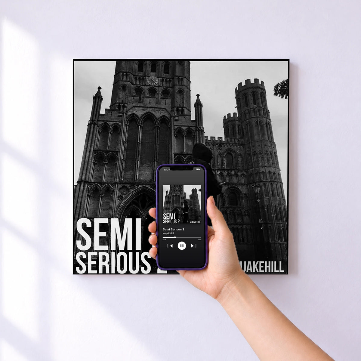 Affiche connectée Semi Serious 2 de iamjakehill au mur : l'album se lance en approchant le téléphone
