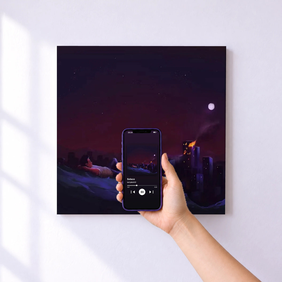 Affiche connectée Solace de iamjakehill au mur : l'album se lance en approchant le téléphone
