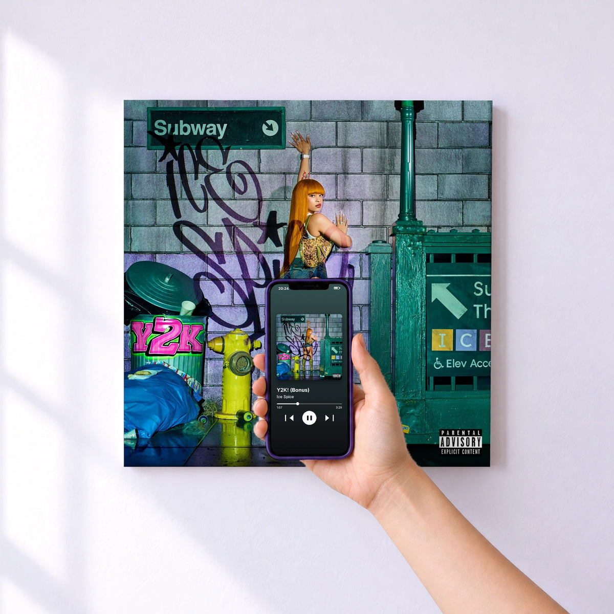 Affiche connectée Y2K! (Bonus) de Ice Spice au mur : l'album se lance en approchant le téléphone