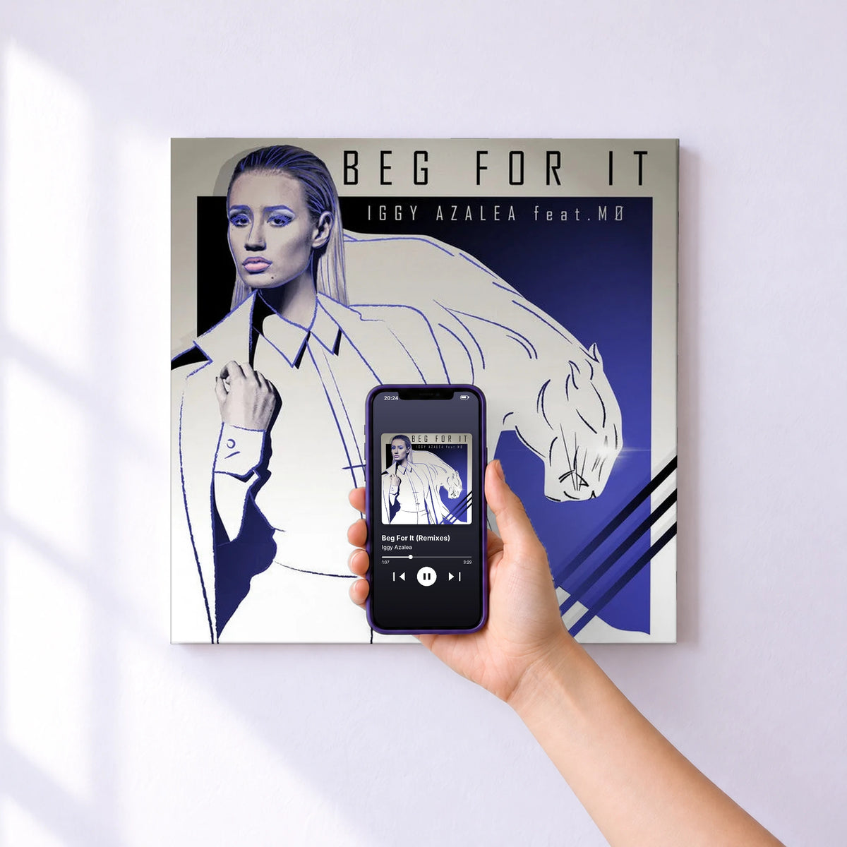 Affiche connectée Beg For It (Remixes) de Iggy Azalea au mur : l'album se lance en approchant le téléphone