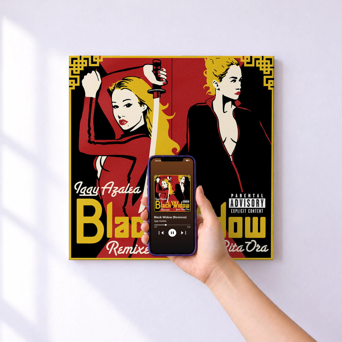 Affiche connectée Black Widow (Remixes) de Iggy Azalea au mur : l'album se lance en approchant le téléphone