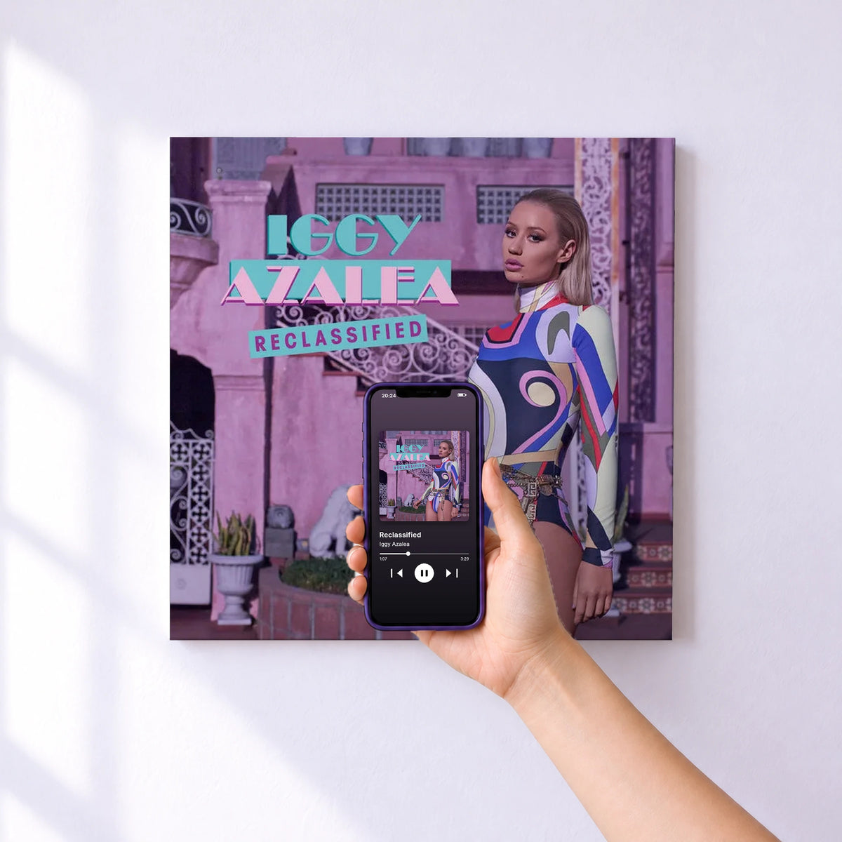 Affiche connectée Reclassified de Iggy Azalea au mur : l'album se lance en approchant le téléphone