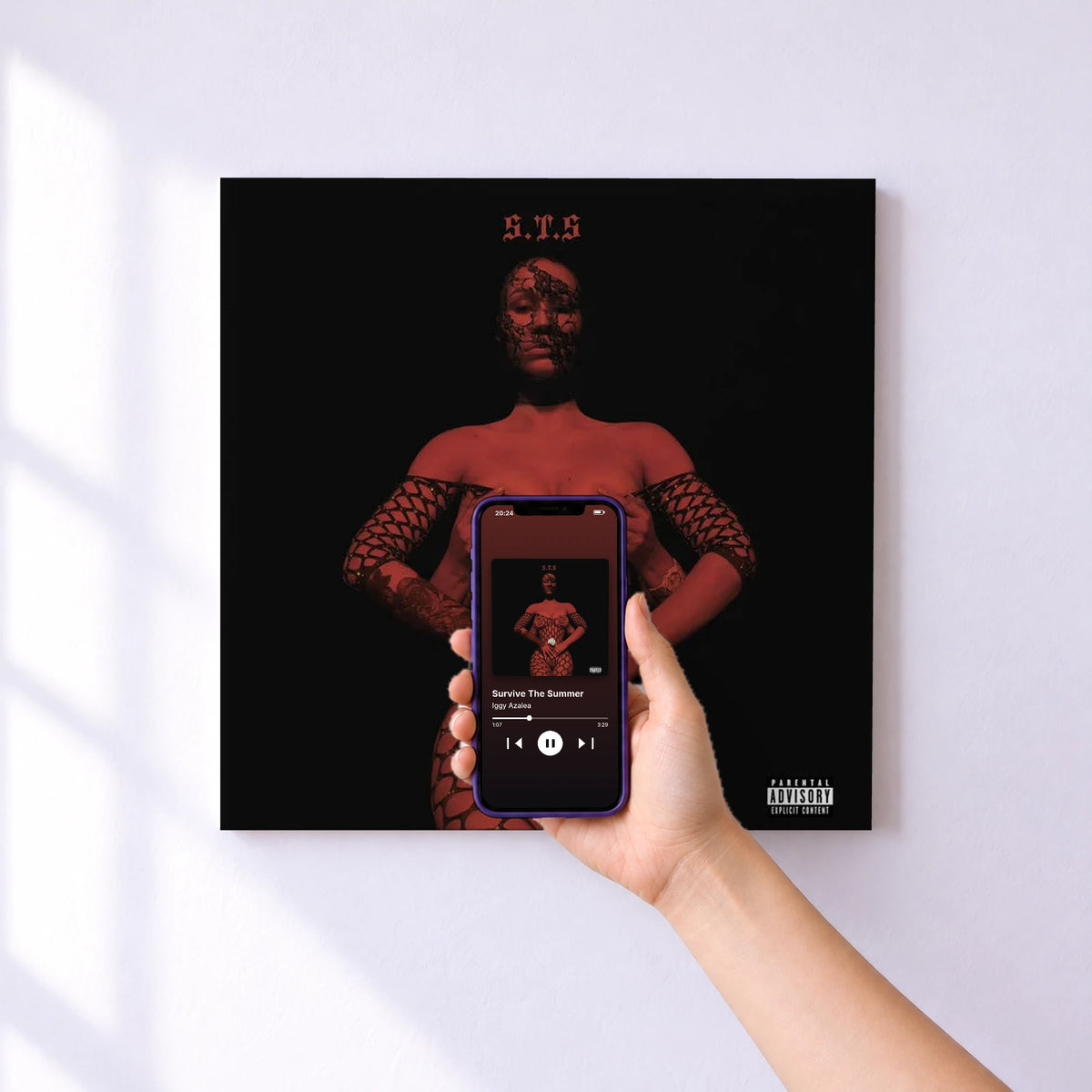 Affiche connectée Survive The Summer de Iggy Azalea au mur : l'album se lance en approchant le téléphone