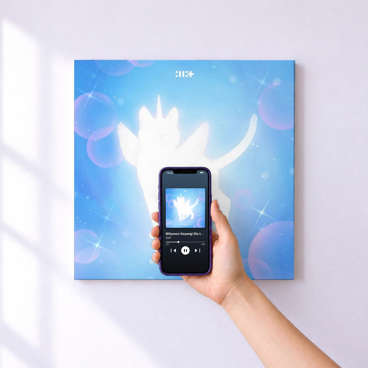 Affiche connectée Billyeoon Goyangi (Do the Dance) (Remixes) de ILLIT au mur : l'album se lance en approchant le téléphone