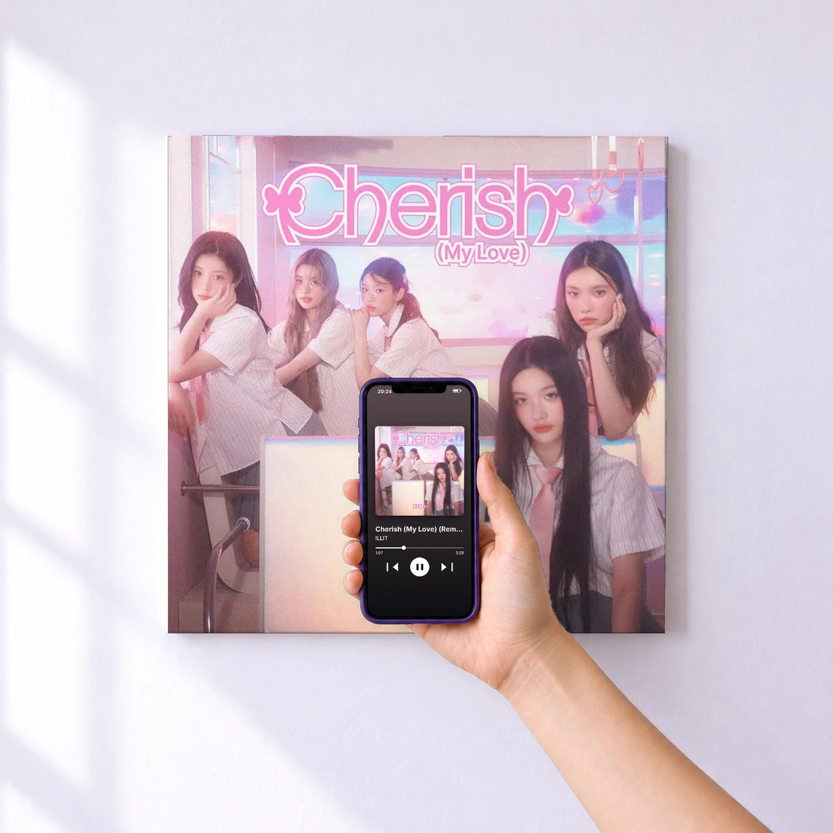 Affiche connectée Cherish (My Love) (Remixes) de ILLIT au mur : l'album se lance en approchant le téléphone