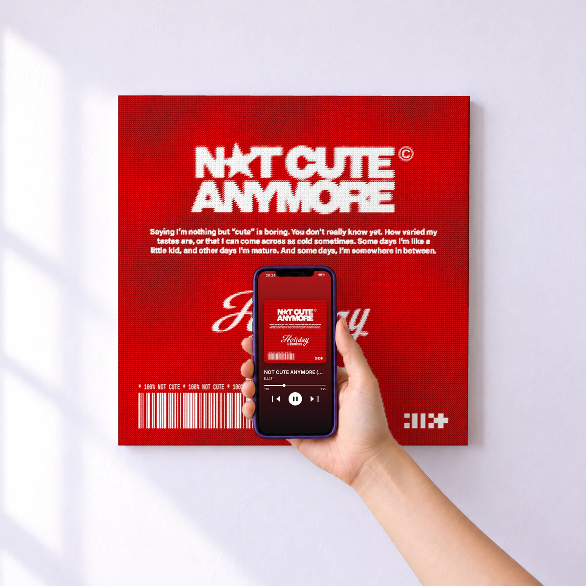 Affiche connectée NOT CUTE ANYMORE (Holiday Remixes) de ILLIT au mur : l'album se lance en approchant le téléphone