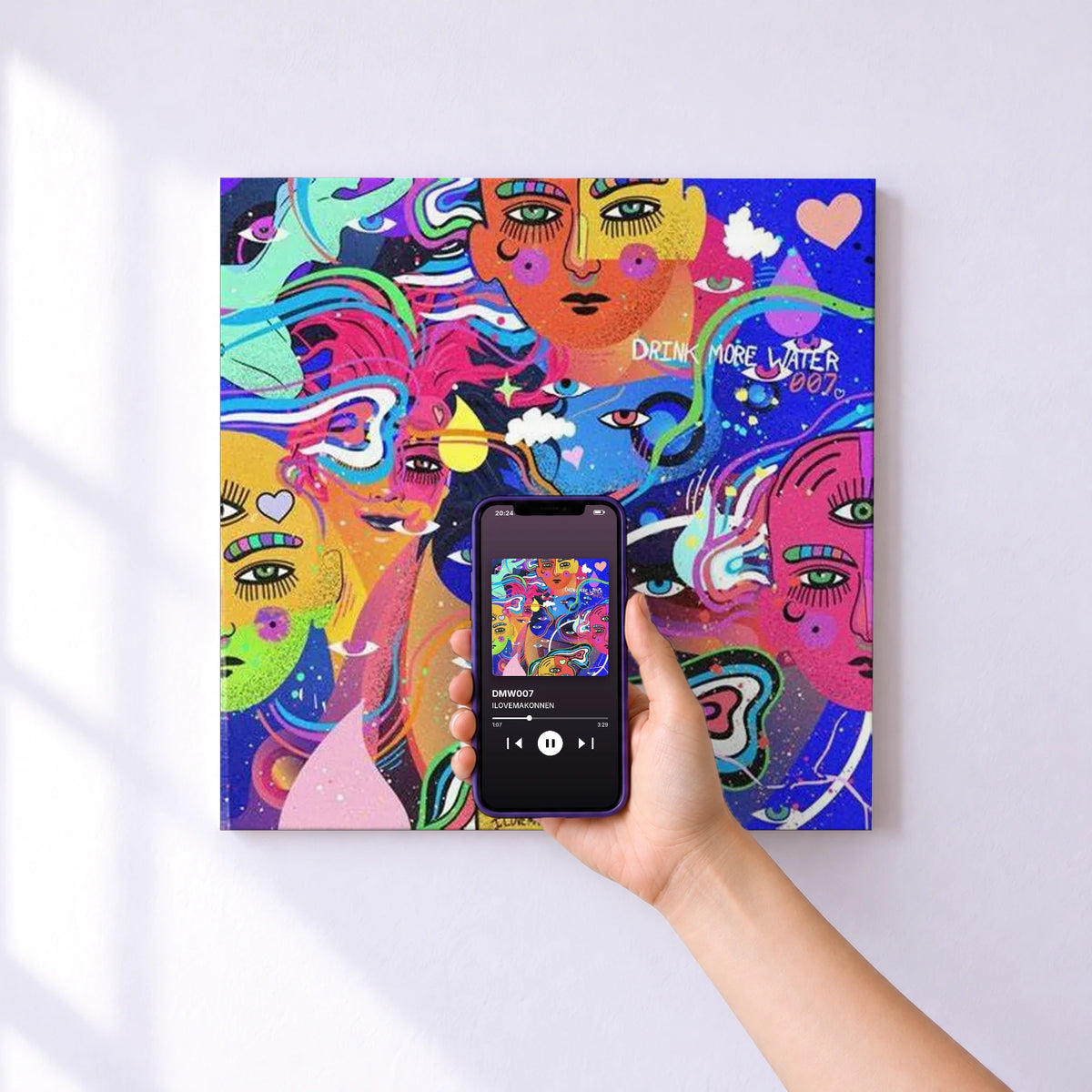 Affiche connectée DMW007 de ILOVEMAKONNEN au mur : l'album se lance en approchant le téléphone