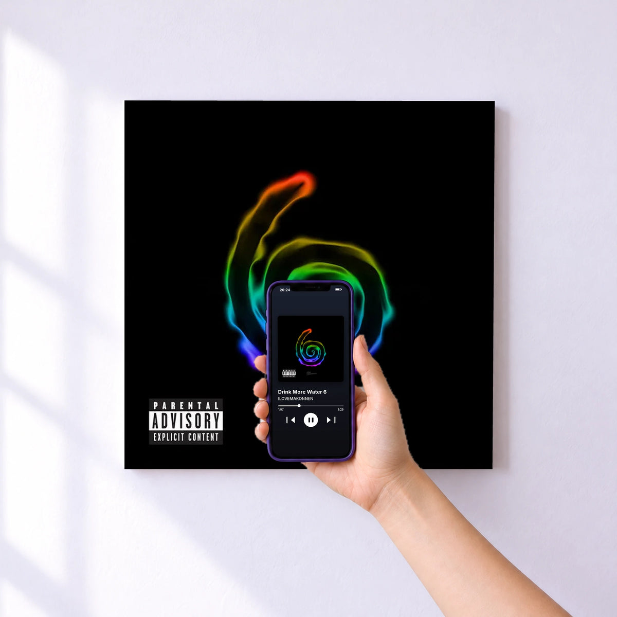 Affiche connectée Drink More Water 6 de ILOVEMAKONNEN au mur : l'album se lance en approchant le téléphone
