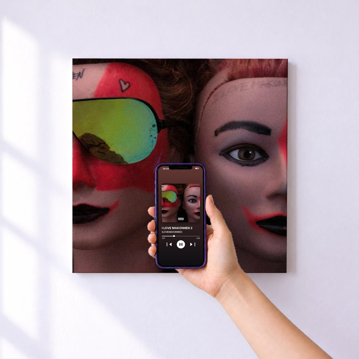 Affiche connectée I LOVE MAKONNEN 2 de ILOVEMAKONNEN au mur : l'album se lance en approchant le téléphone