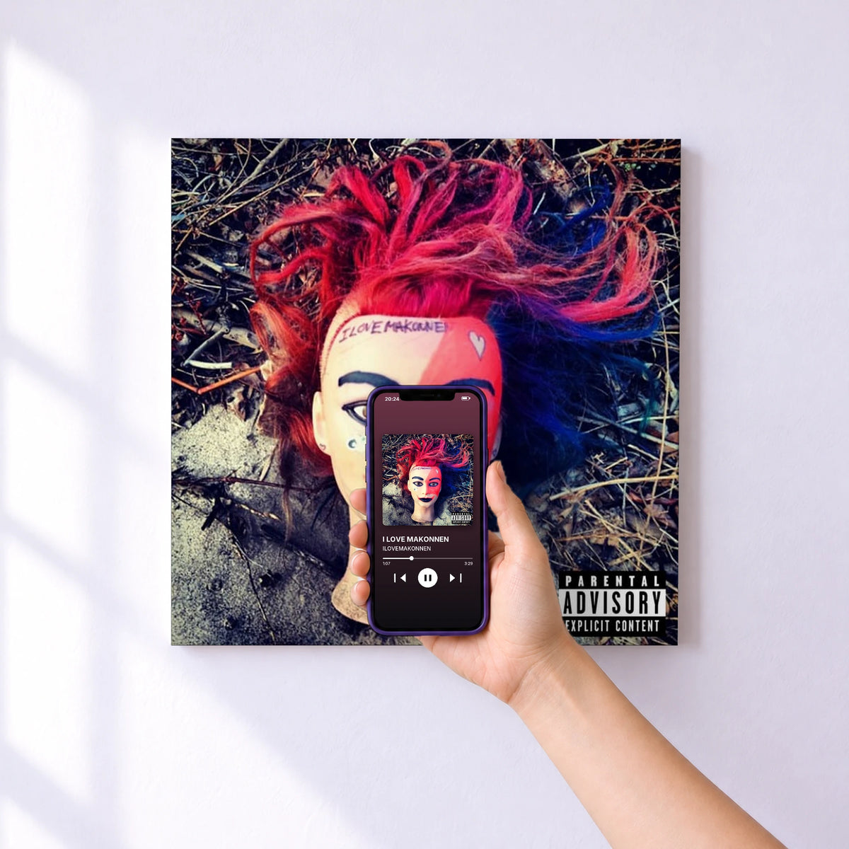 Affiche connectée I LOVE MAKONNEN de ILOVEMAKONNEN au mur : l'album se lance en approchant le téléphone
