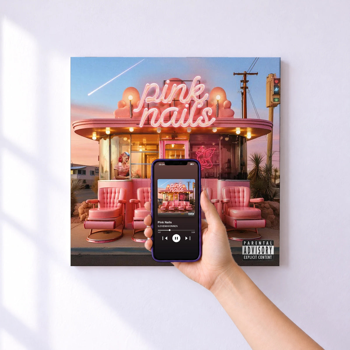 Affiche connectée Pink Nails de ILOVEMAKONNEN au mur : l'album se lance en approchant le téléphone