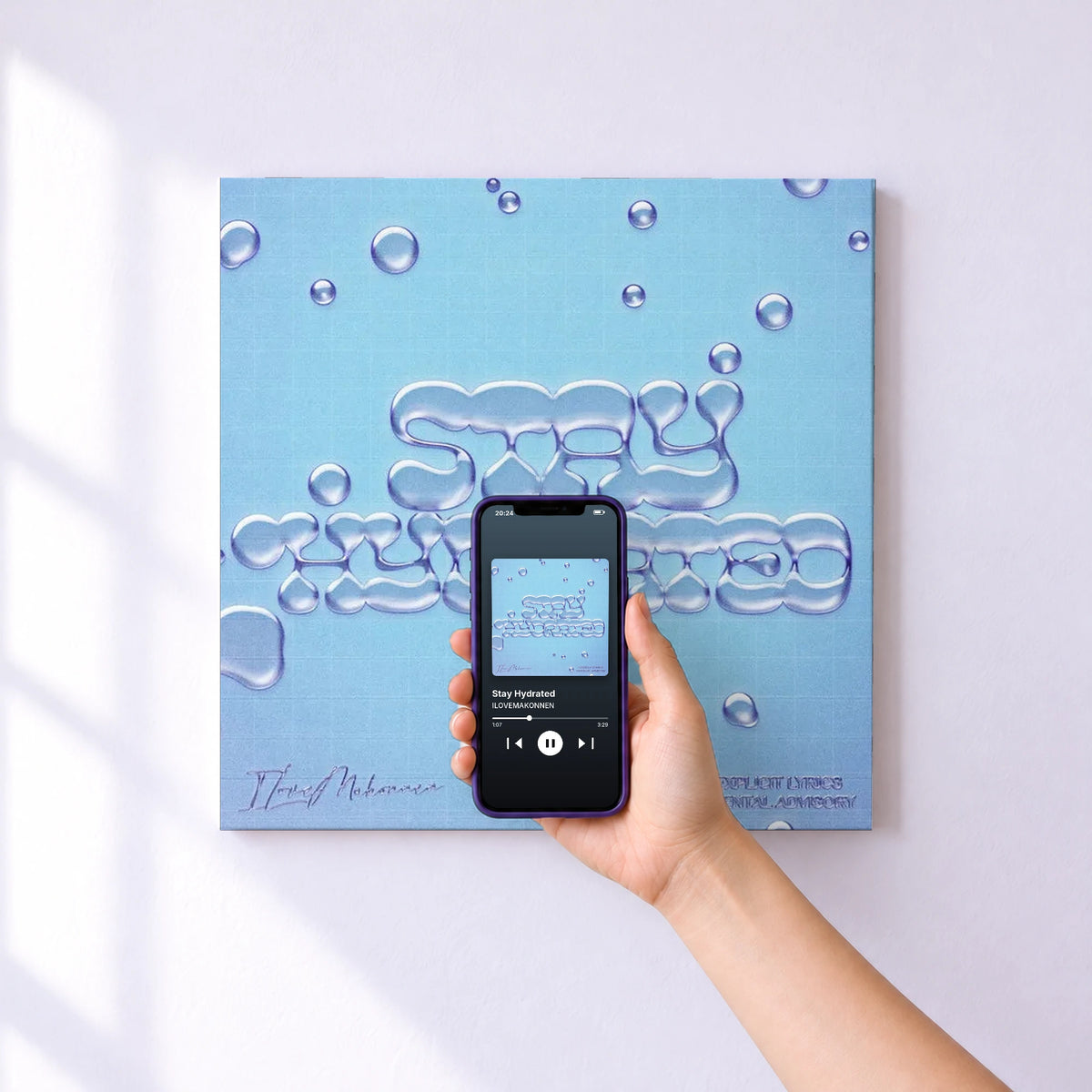 Affiche connectée Stay Hydrated de ILOVEMAKONNEN au mur : l'album se lance en approchant le téléphone