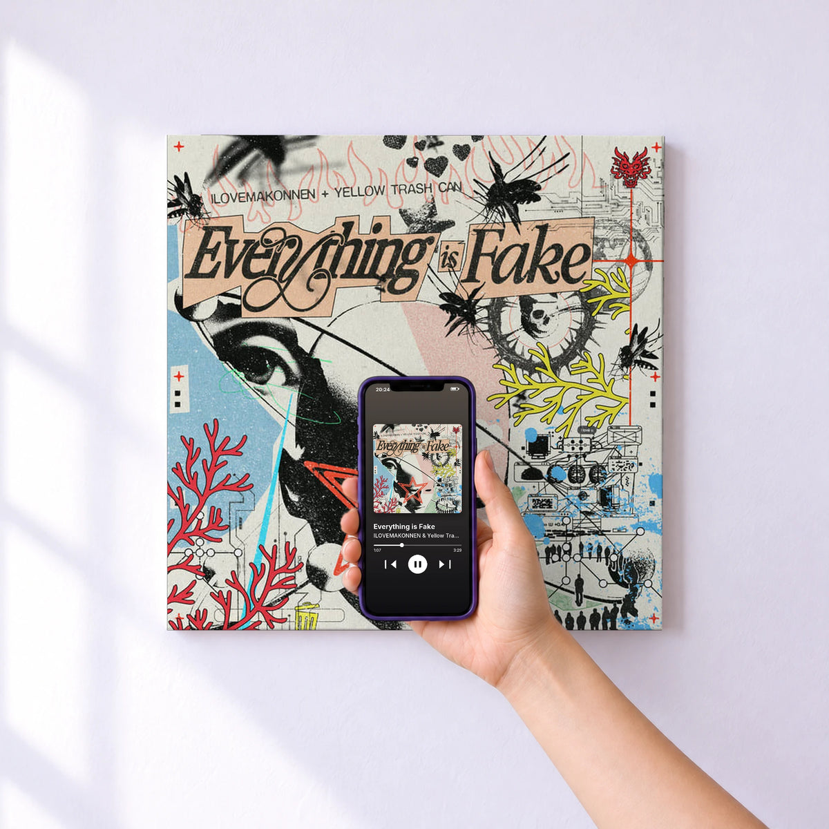 Affiche connectée Everything is Fake de ILOVEMAKONNEN & Yellow Trash Can au mur : l'album se lance en approchant le téléphone