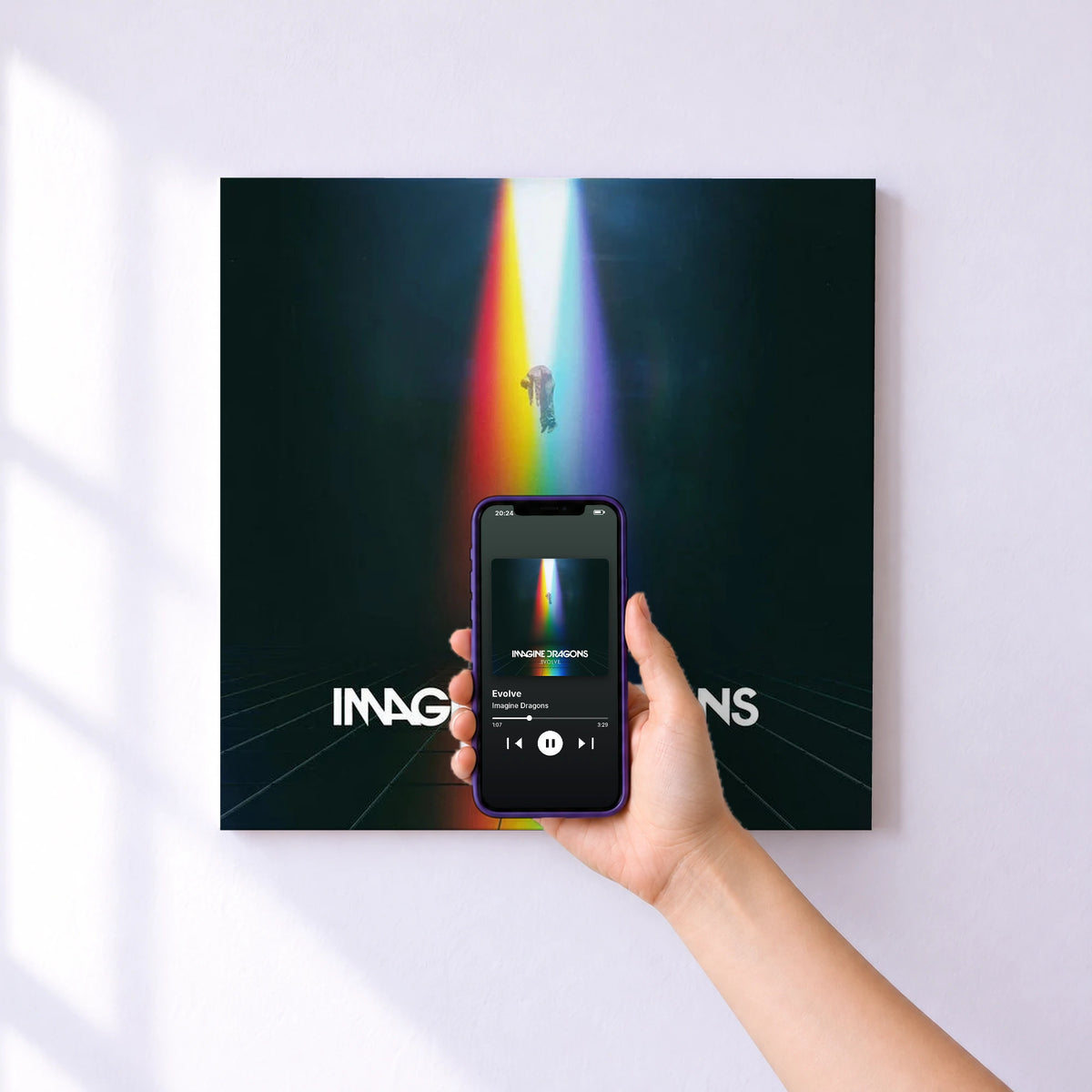Affiche connectée Evolve de Imagine Dragons au mur : l'album se lance en approchant le téléphone