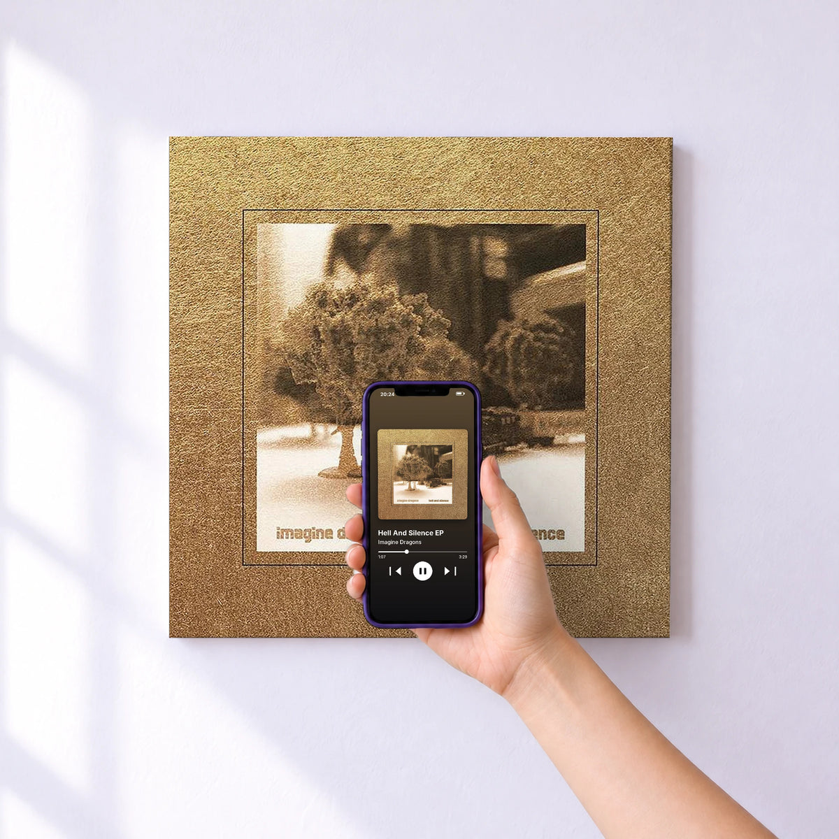 Affiche connectée Hell And Silence EP de Imagine Dragons au mur : l'album se lance en approchant le téléphone