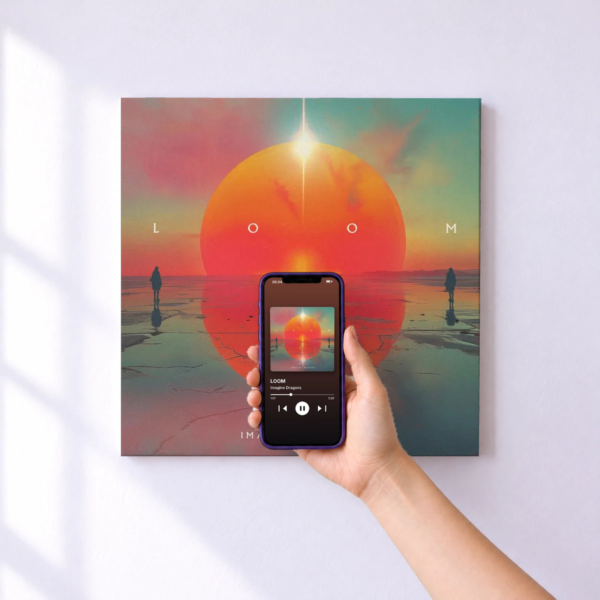 Affiche connectée LOOM de Imagine Dragons au mur : l'album se lance en approchant le téléphone