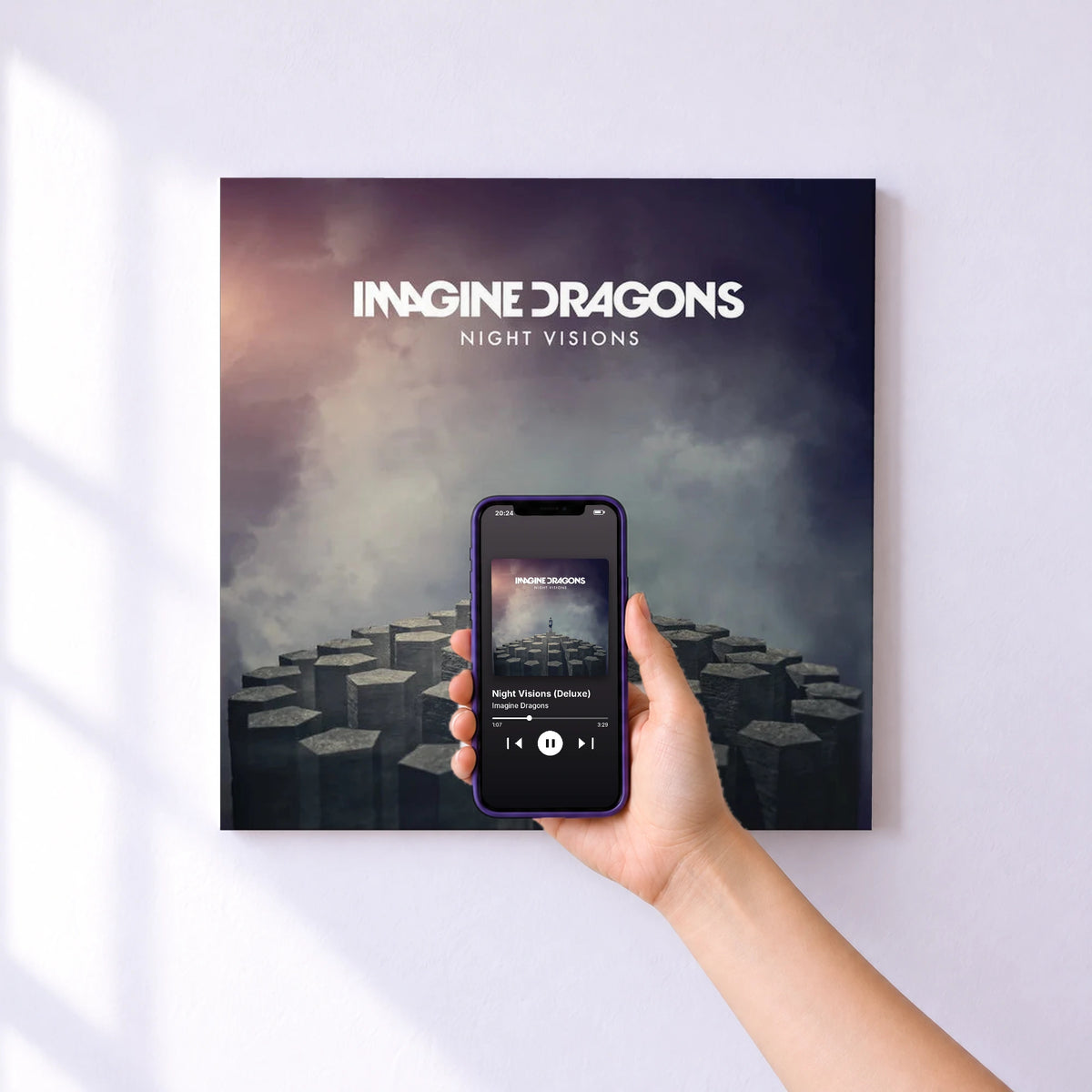 Affiche connectée Night Visions (Deluxe) de Imagine Dragons au mur : l'album se lance en approchant le téléphone