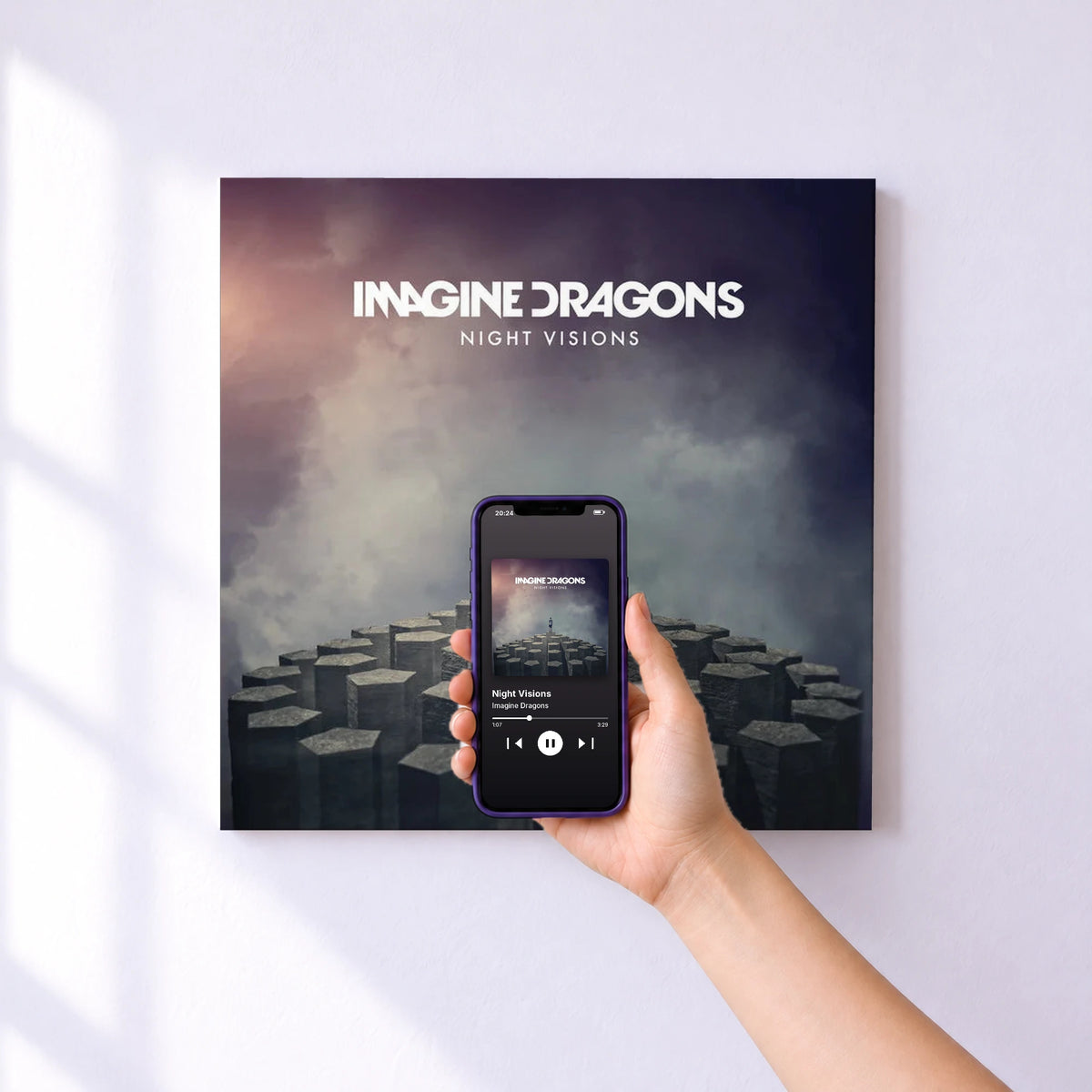 Affiche connectée Night Visions de Imagine Dragons au mur : l'album se lance en approchant le téléphone