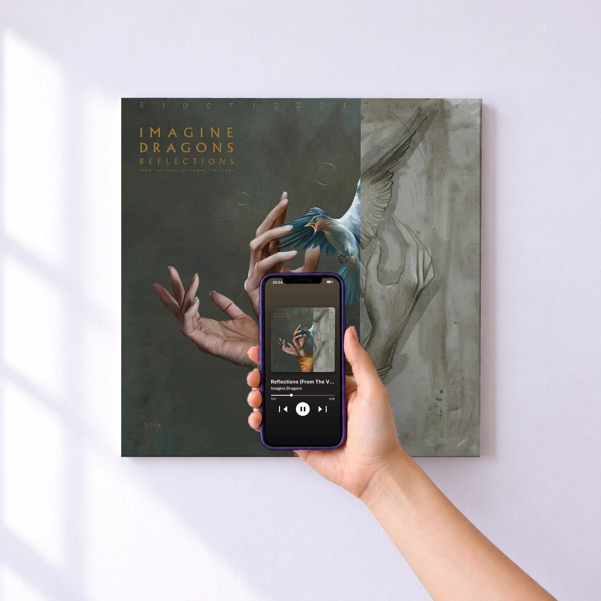 Affiche connectée Reflections (From The Vault Of Smoke + Mirrors) de Imagine Dragons au mur : l'album se lance en approchant le téléphone