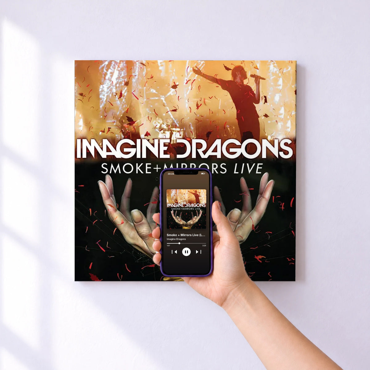 Affiche connectée Smoke + Mirrors Live (Live At The Air Canada Centre) de Imagine Dragons au mur : l'album se lance en approchant le téléphone