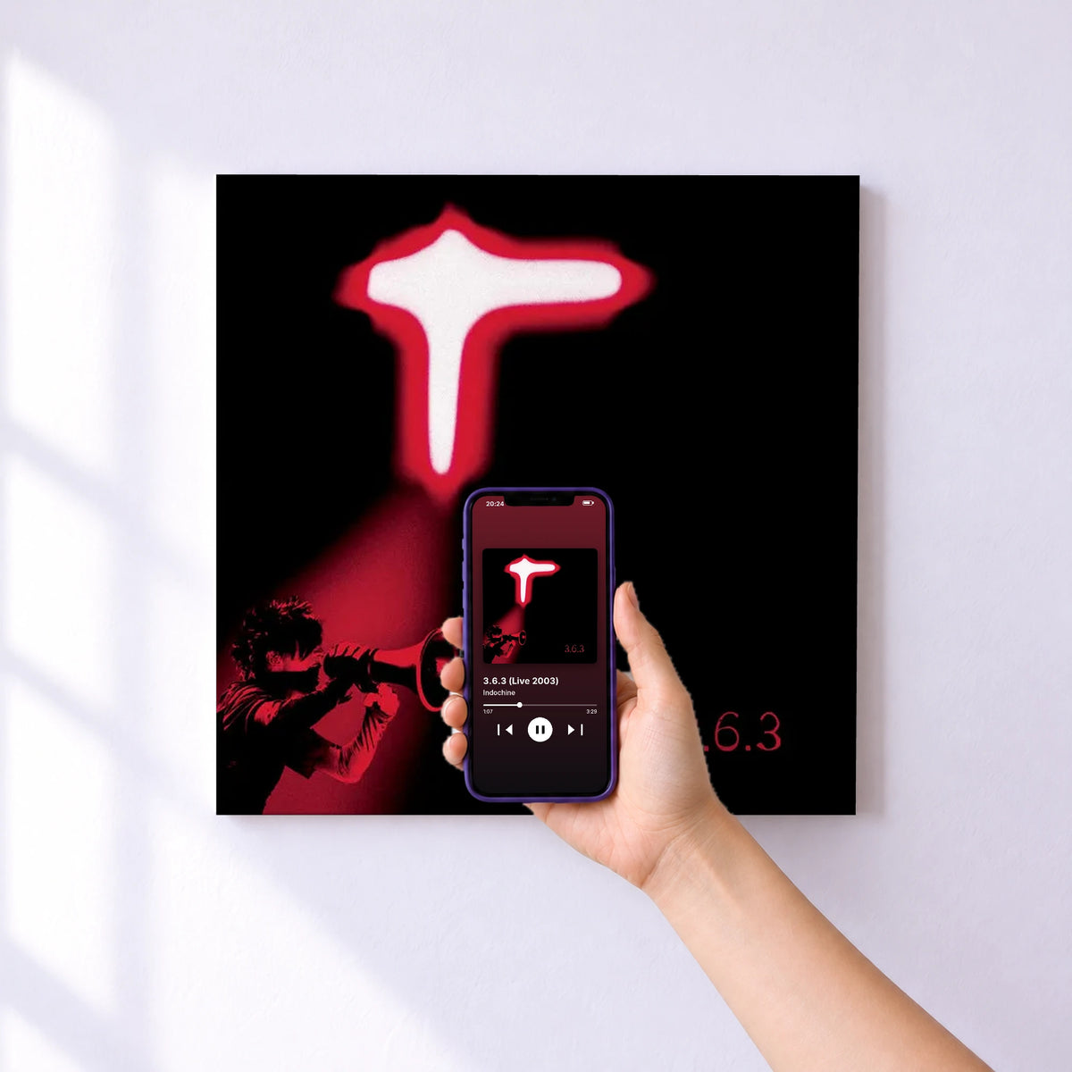 Affiche connectée 3.6.3 (Live 2003) de Indochine au mur : l'album se lance en approchant le téléphone