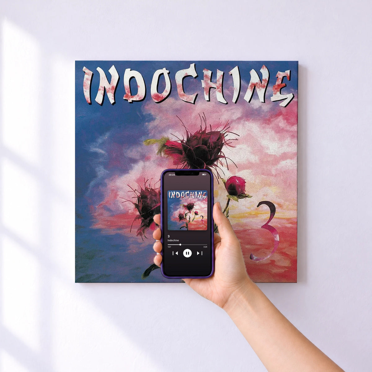 Affiche connectée 3 de Indochine au mur : l'album se lance en approchant le téléphone