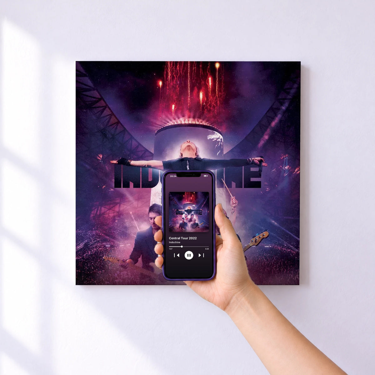 Affiche connectée Central Tour 2022 de Indochine au mur : l'album se lance en approchant le téléphone