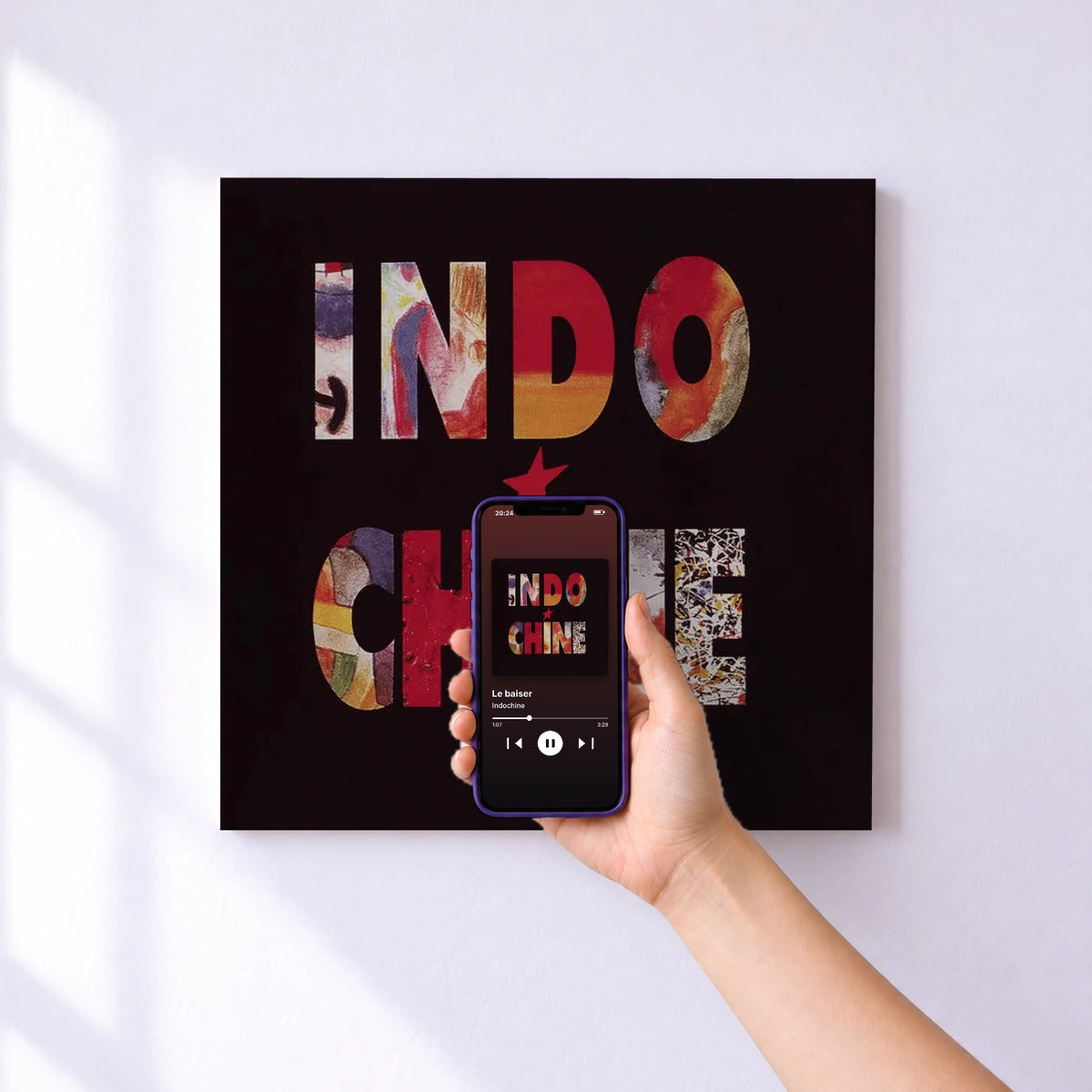 Affiche connectée Le baiser de Indochine au mur : l'album se lance en approchant le téléphone