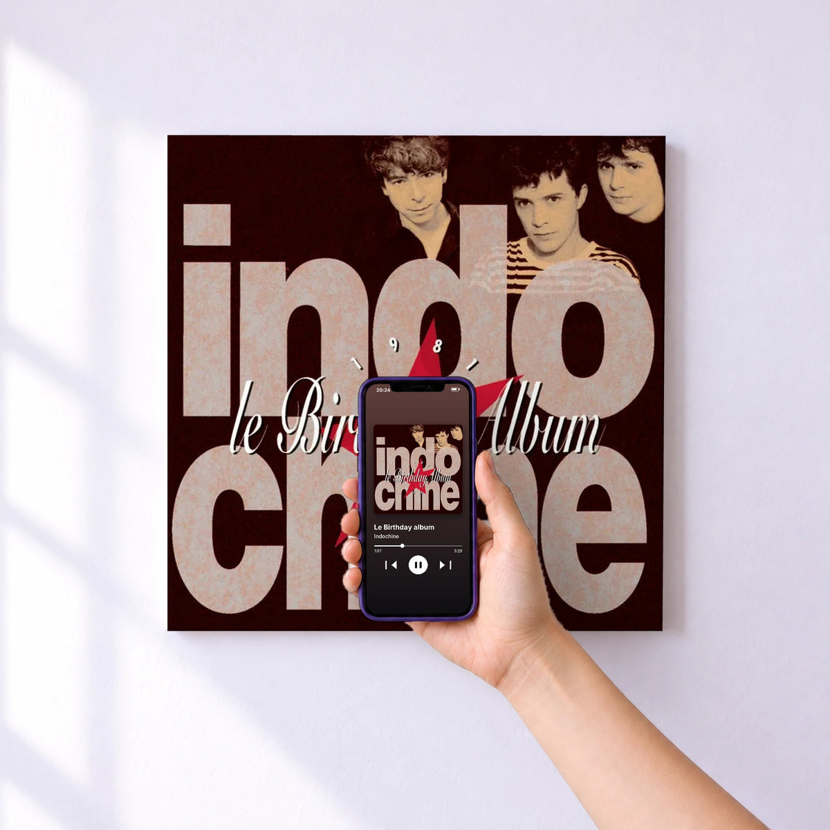 Affiche connectée Le Birthday album de Indochine au mur : l'album se lance en approchant le téléphone