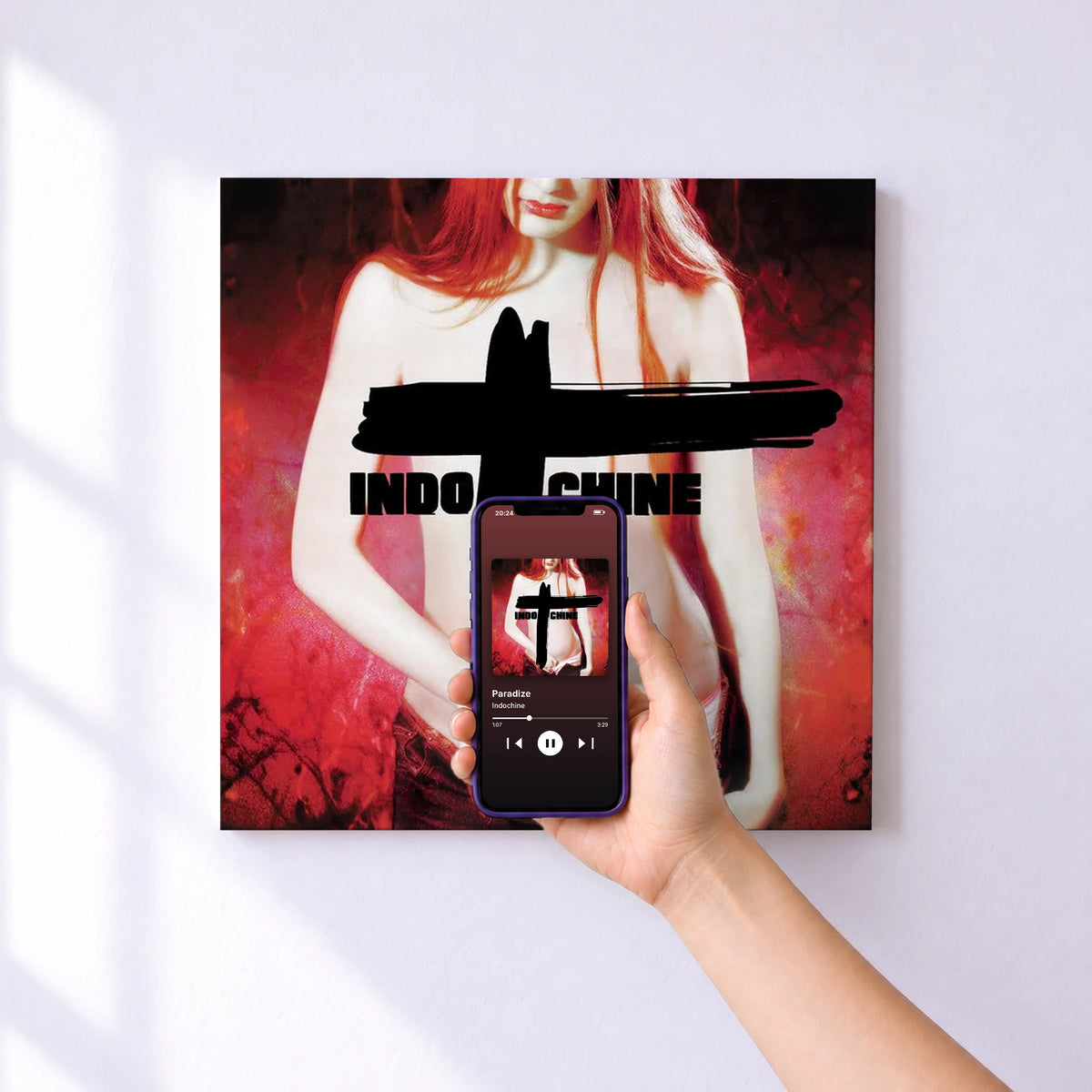 Affiche connectée Paradize de Indochine au mur : l'album se lance en approchant le téléphone