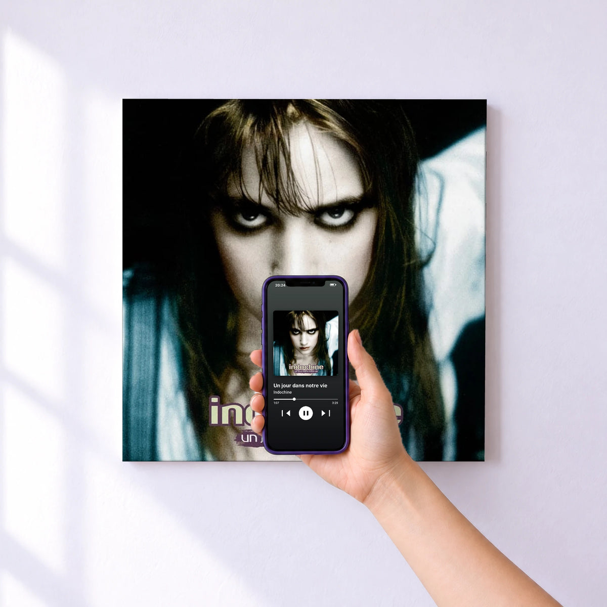 Affiche connectée Un jour dans notre vie de Indochine au mur : l'album se lance en approchant le téléphone