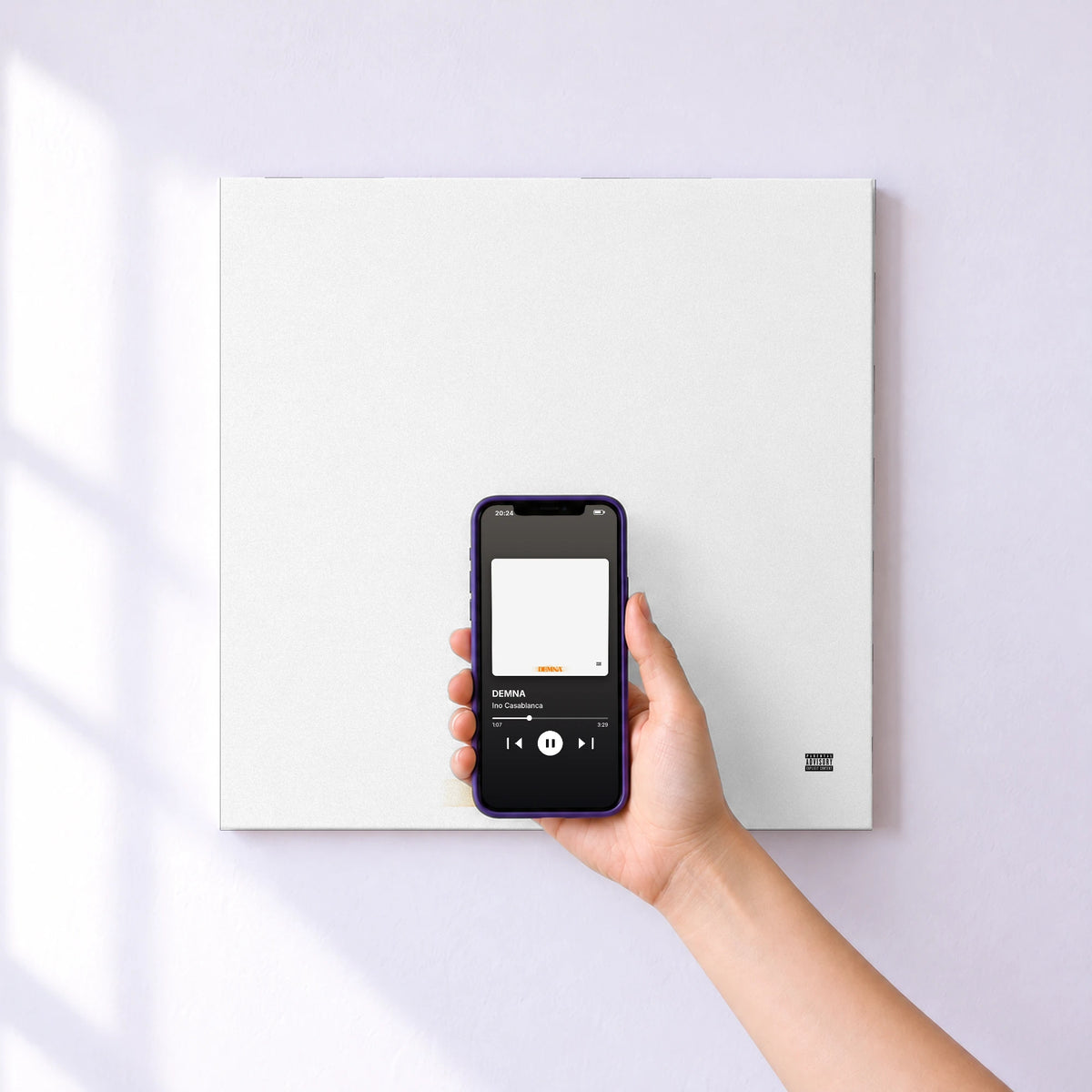 Affiche connectée DEMNA de Ino Casablanca au mur : l'album se lance en approchant le téléphone