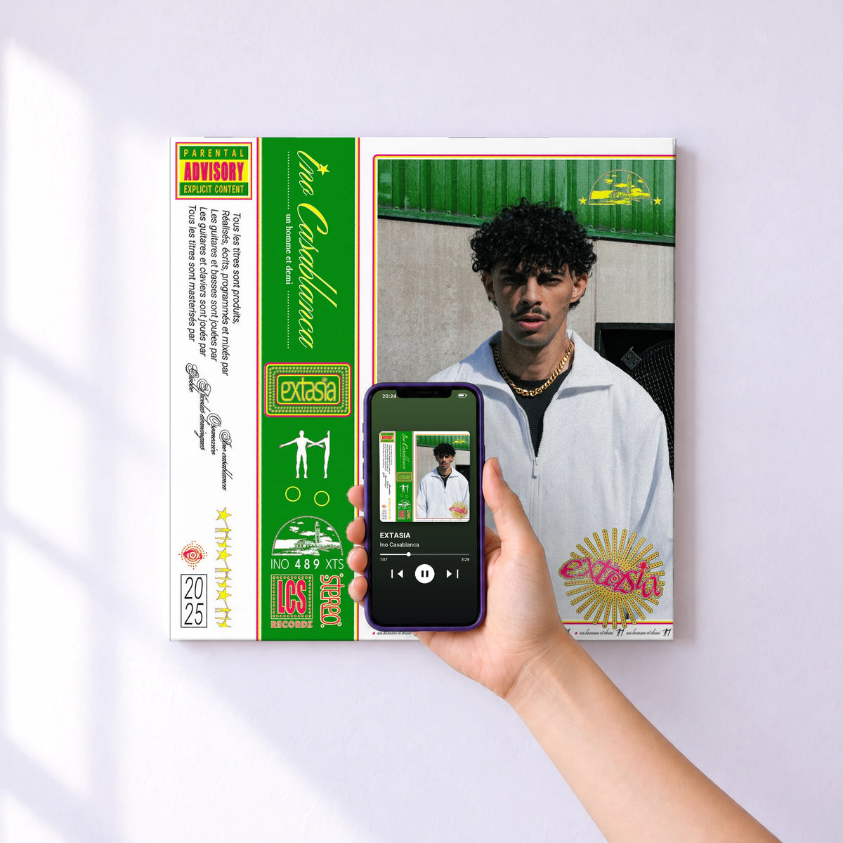Affiche connectée EXTASIA de Ino Casablanca au mur : l'album se lance en approchant le téléphone