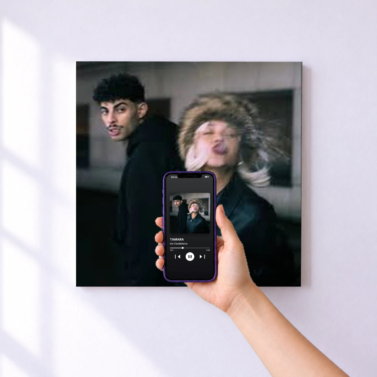 Affiche connectée TAMARA de Ino Casablanca au mur : l'album se lance en approchant le téléphone