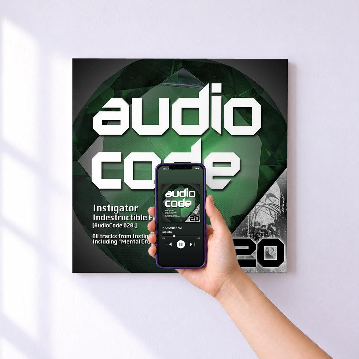 Affiche connectée Indestructible de Instigator au mur : l'album se lance en approchant le téléphone