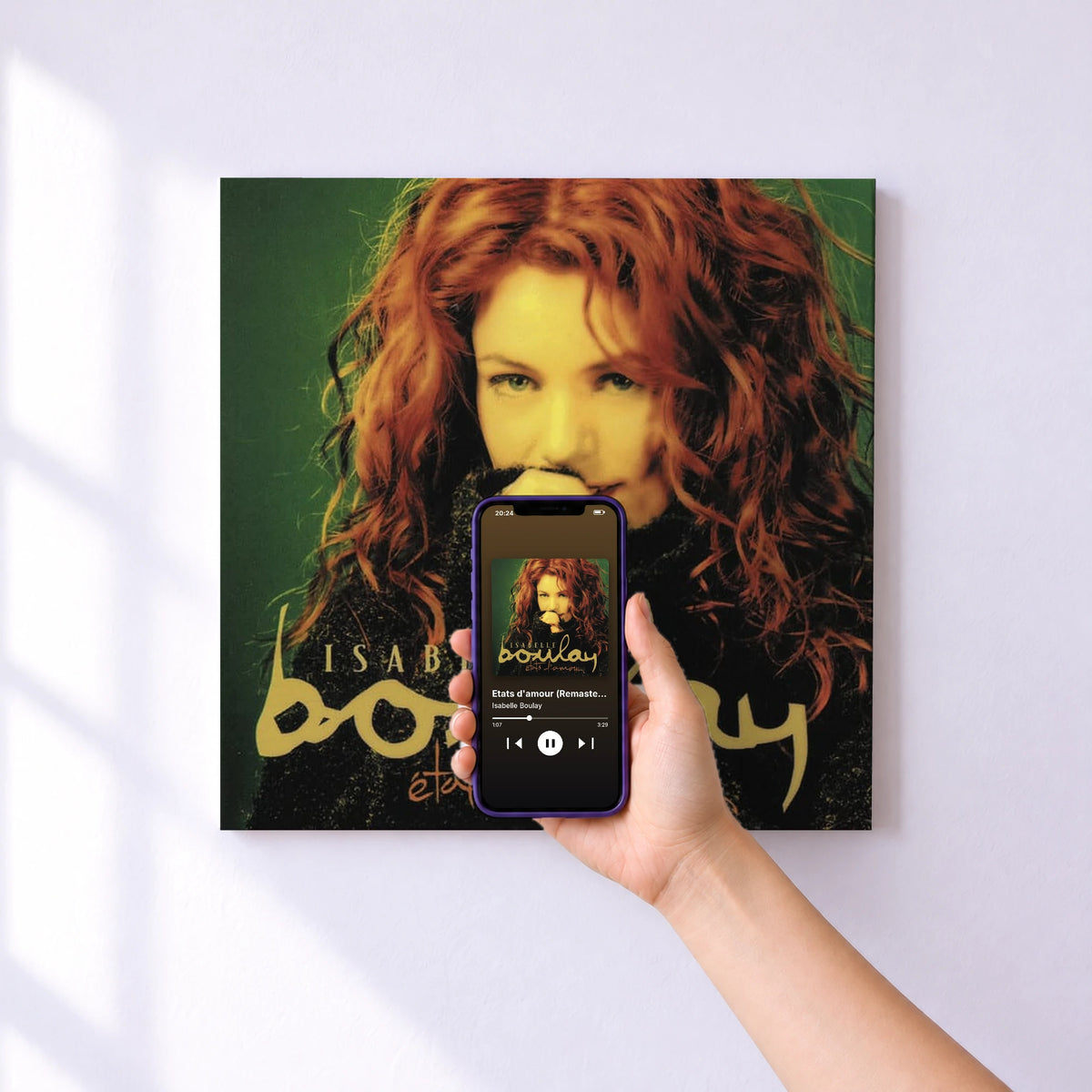 Affiche connectée Etats d'amour (Remastered) de Isabelle Boulay au mur : l'album se lance en approchant le téléphone