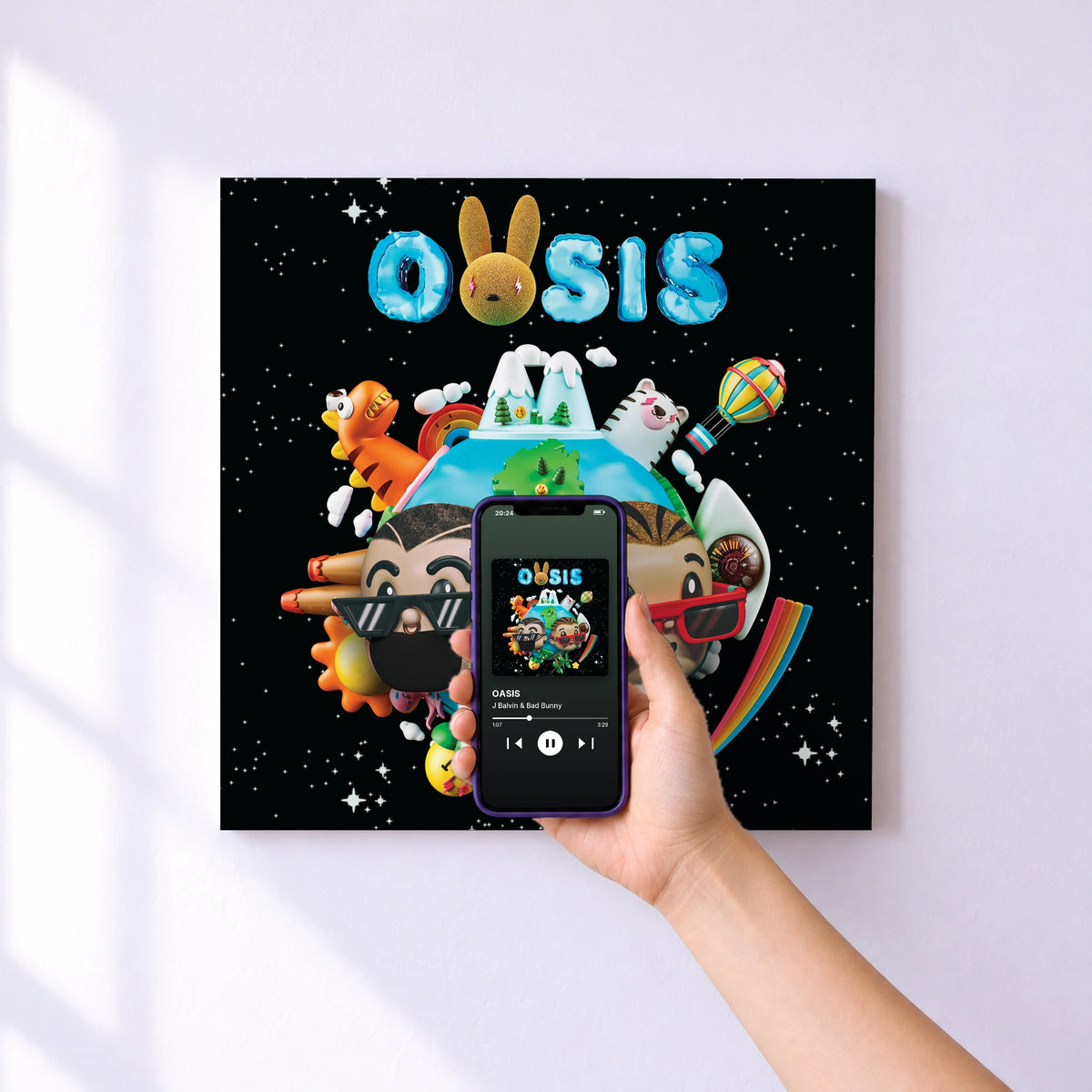 Affiche connectée OASIS de J Balvin & Bad Bunny au mur : l'album se lance en approchant le téléphone