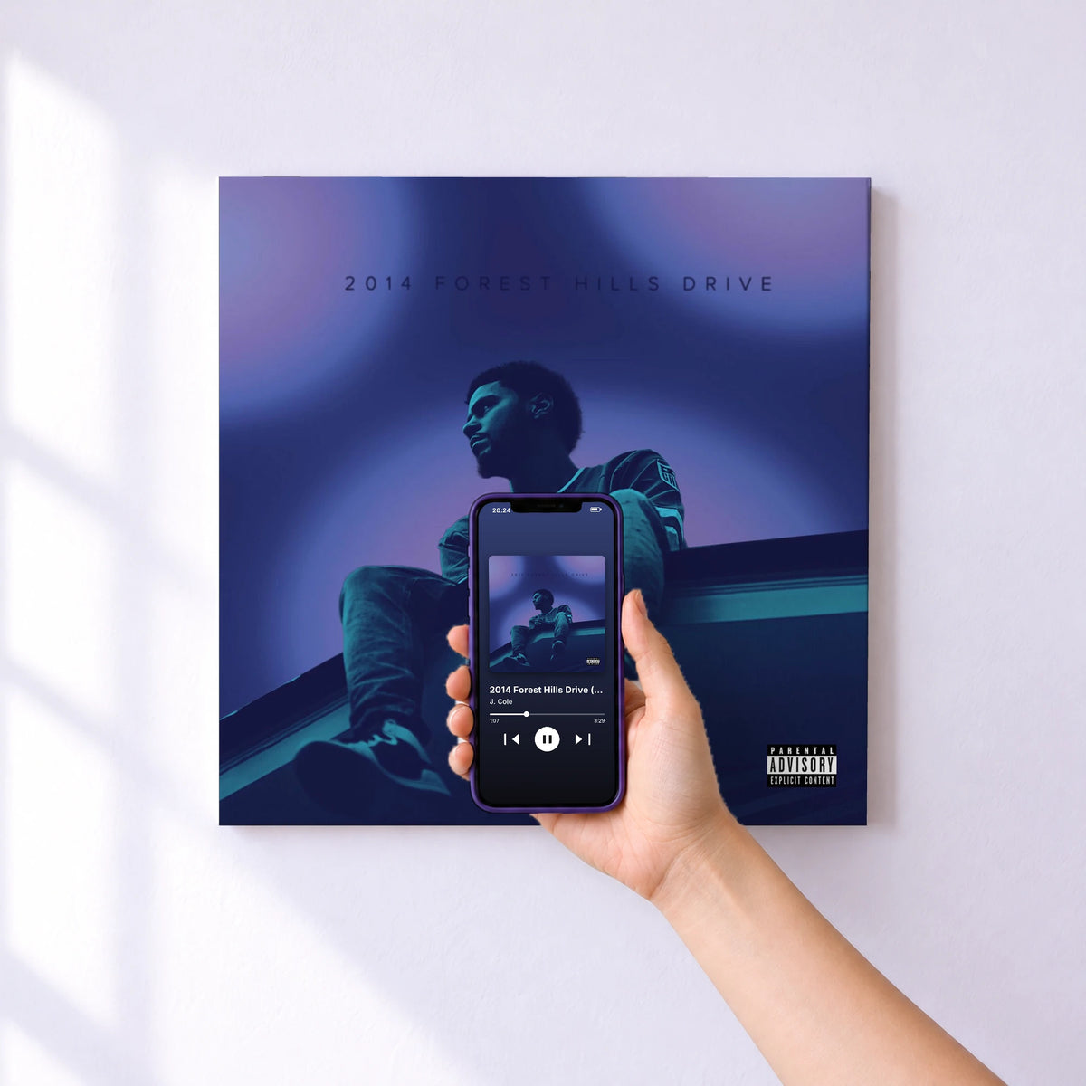 Affiche connectée 2014 Forest Hills Drive (10 Year Anniversary Edition) de J. Cole au mur : l'album se lance en approchant le téléphone
