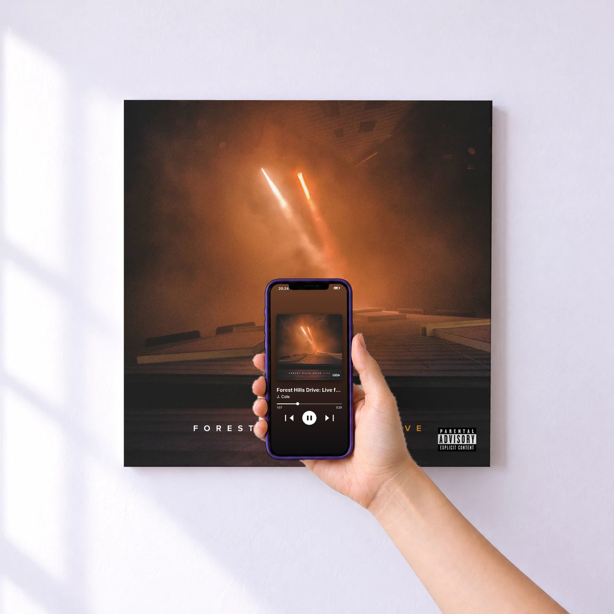 Affiche connectée Forest Hills Drive: Live from Fayetteville, NC de J. Cole au mur : l'album se lance en approchant le téléphone