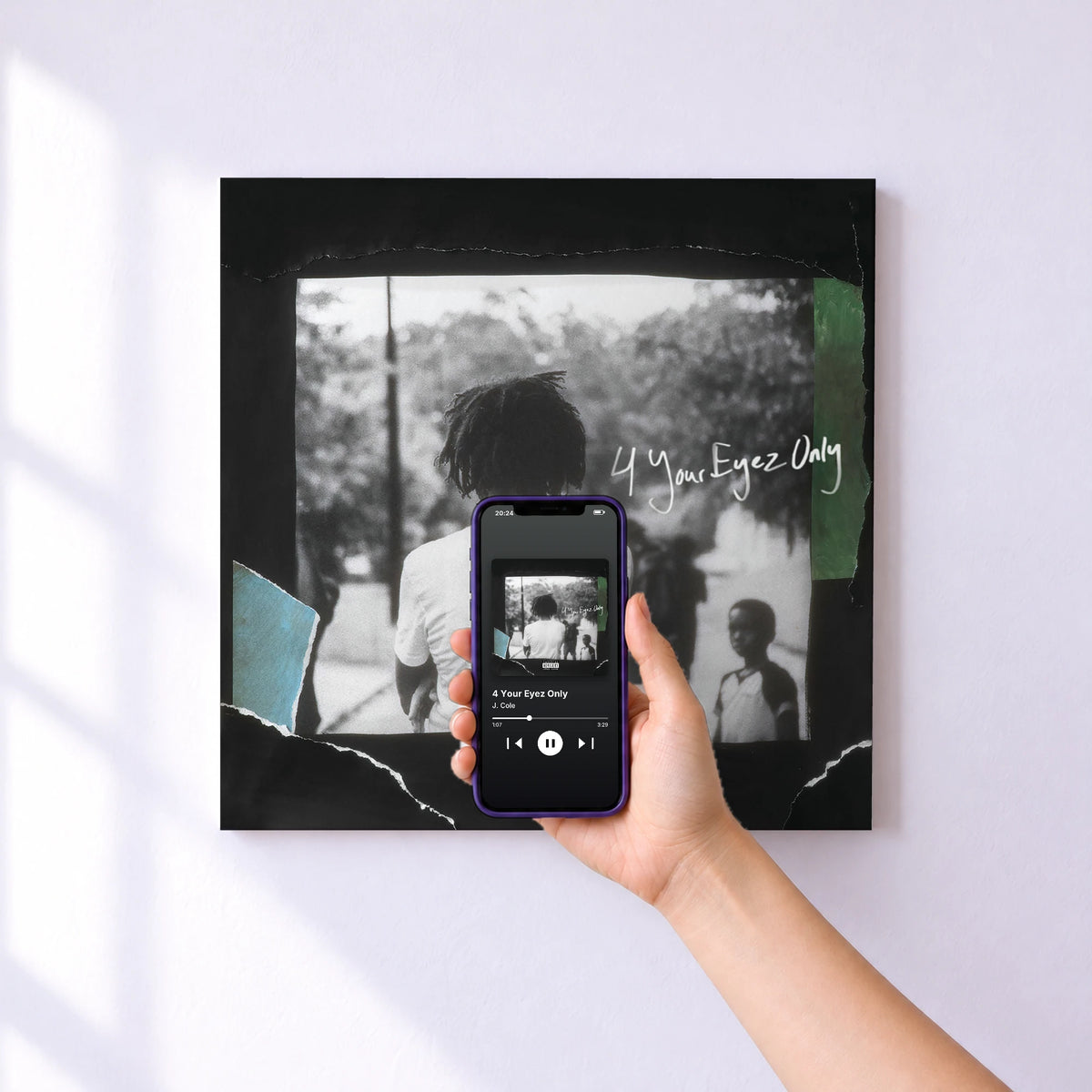 Affiche connectée 4 Your Eyez Only de J. Cole au mur : l'album se lance en approchant le téléphone