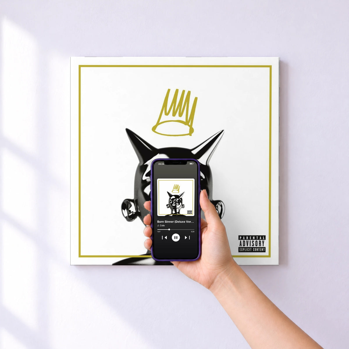Affiche connectée Born Sinner (Deluxe Version) de J. Cole au mur : l'album se lance en approchant le téléphone