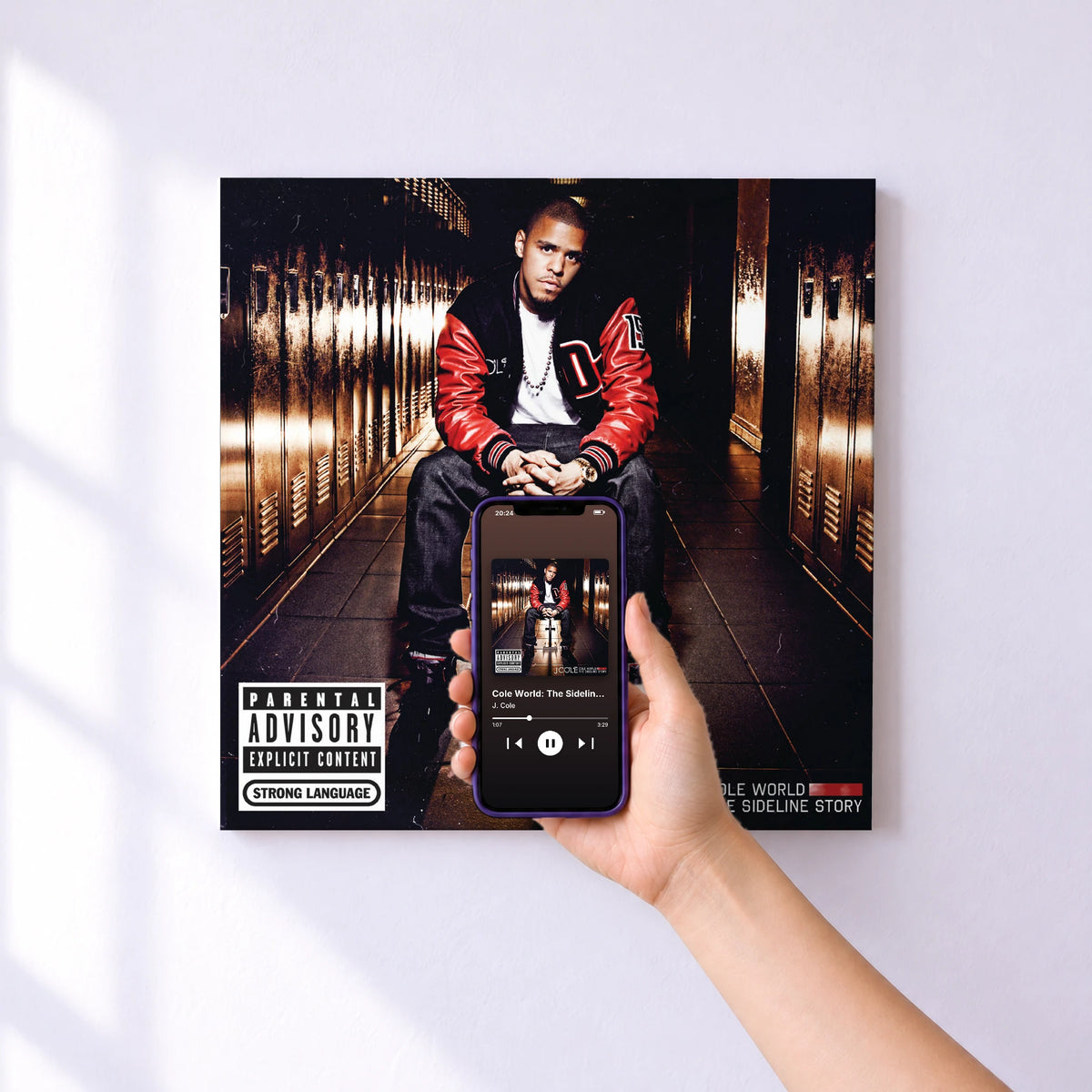 Affiche connectée Cole World: The Sideline Story de J. Cole au mur : l'album se lance en approchant le téléphone