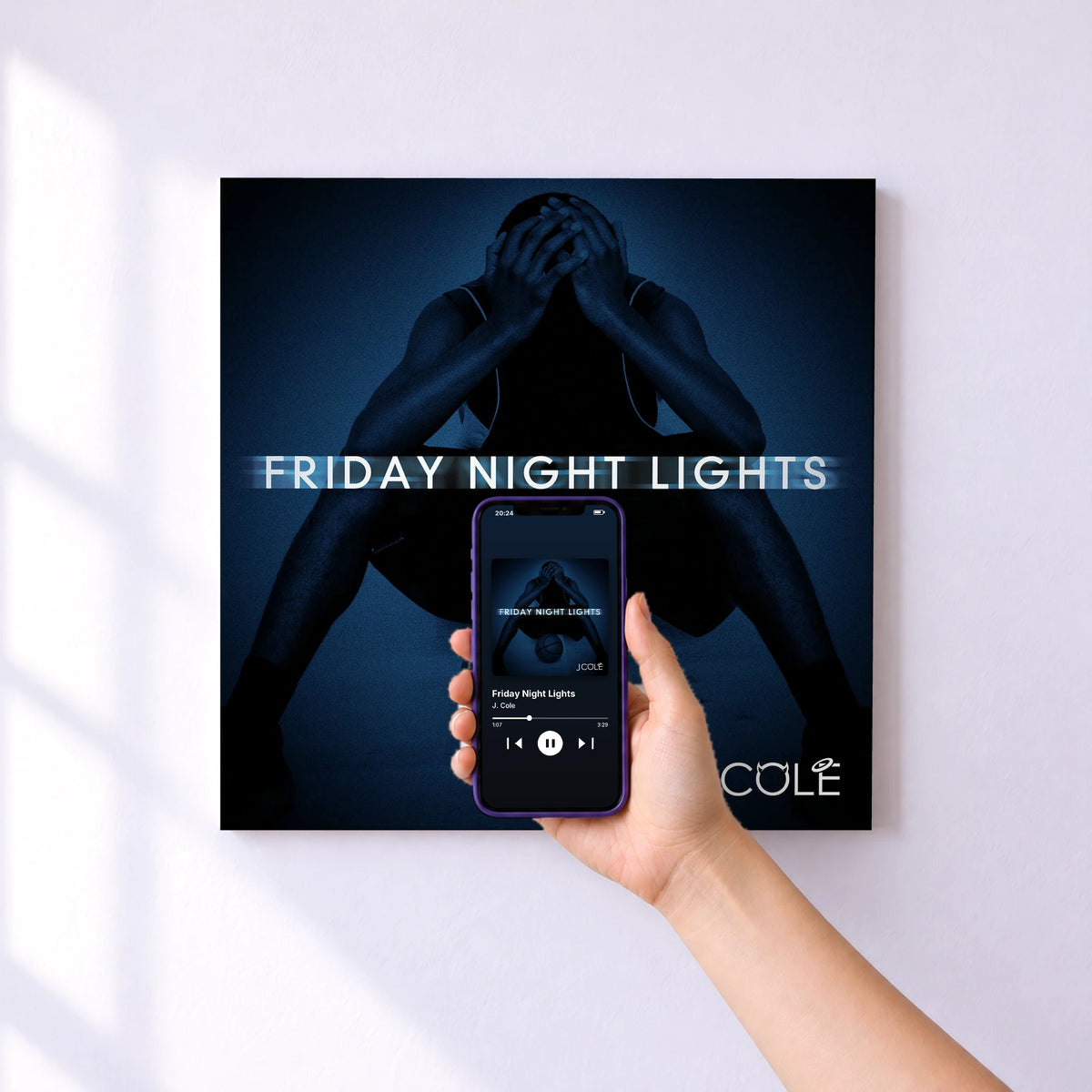 Affiche connectée Friday Night Lights de J. Cole au mur : l'album se lance en approchant le téléphone