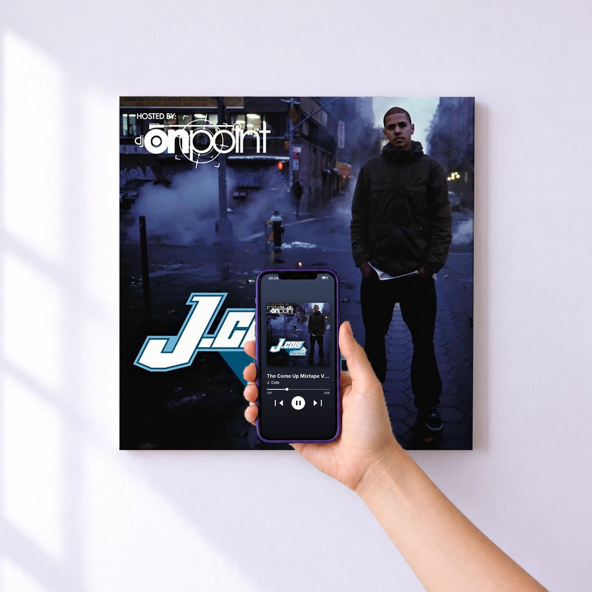Affiche connectée The Come Up Mixtape Vol. 1 de J. Cole au mur : l'album se lance en approchant le téléphone