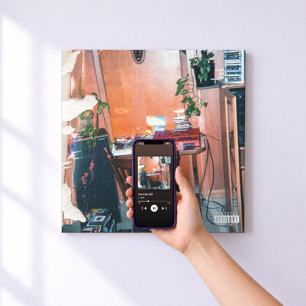 Affiche connectée The Fall-Off de J. Cole au mur : l'album se lance en approchant le téléphone